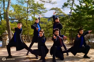 Gli artisti si mettono in posa insieme sulla passerella (nessun pedone è stato bloccato durante la realizzazione di questa foto).

(Foto del ballerino Tony Zhao)
