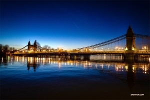 Shown here is a certain city's first suspension bridge. It was built in 1887 and is the only bridge of its kind in the world. Can you guess which city the performers are in?

(Photo by dancer Tony Xue)