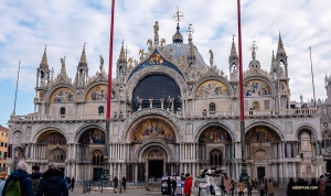 La famosa facciata della chiesa più famosa di Venezia, la Basilica di San Marco, costruita nell'XI secolo. (Foto di Andrew Fung)