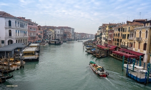 Uno dei principali canali del traffico marittimo di Venezia, il Canal Grande (lungo 3,8 km) separa le 118 isole che compongono la città. (Foto di Andrew Fung)

