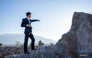 Tra le molte statue che adornano Il ballerino Eric Lam indica la strada a Pompei. (Foto di William Li)