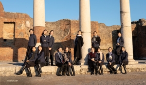 Le ballerine si radunano gioiosamente tra le antiche rovine della città. (Foto di Andrew Fung)