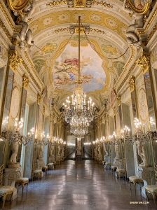 La splendida Galleria degli Specchi al Museo del Palazzo Reale di Genova. (Foto di Han Ye)