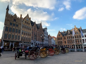 Next, they check out the Markt of Bruges, a vibrant plaza in the heart of the city.

(Photo by Han Ye)