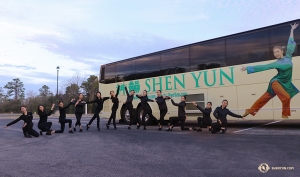 Gli artisti di Shen Yun arrivano a Jacksonville, in Florida, e si mettono rapidamente in posa davanti al loro bus da tour. (Foto della prima ballerina Kaidi Wu)