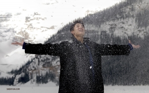Il ballerino Rubi Cho si gode una piccola nevicata artificiale (foto di Ben Chen).