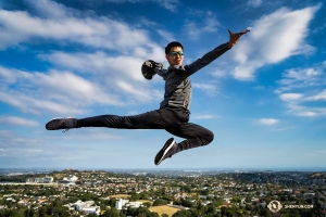 Un ballerino super eroe si libra in volo sopra Auckland (foto di Tony Xue).