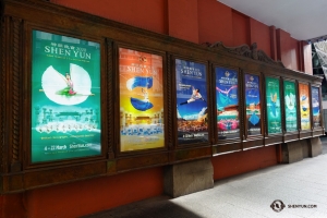 Shen Yun arriva al Capitol Theater di Sidney e trova un’esposizione delle locandine di Shen Yun presente e passato (foto di Jeff Chuang). 
