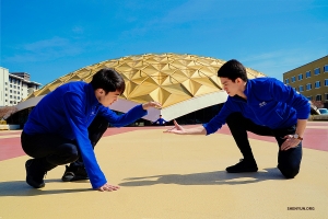 I ballerini Louis Liu e Alan Lee giocano con la prospettiva fuori dal Pioneer Center for the Performing Arts di Reno, Nevada. 