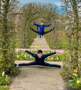 I ballerini Daniel e Suzuki vanno in alto e in basso per marcare la differenza.
