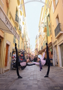 Angelia e Nara danno un tocco di classe alle belle strade di Monaco.