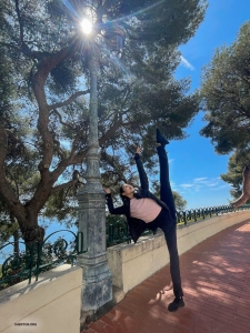 Angelia dà una breve lezione sulle linee parallele. 