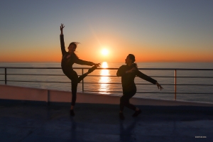 Le ballerine Nara Cho e May Zheng in uno splendido scenario.