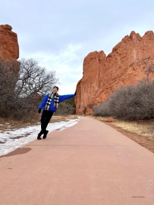 Cosa serve per spostare una roccia gigante? Il ballerino Jeff Chuang testa la sua forza muscolare con nonchalance.