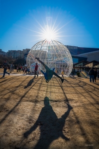 Un ballerino si prepara per la sala di degustazione - dove si possono assaggiare oltre 100 bevande Coca-Cola da tutto il mondo - con un salto mortale.