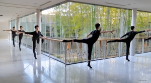 La foresta di bambù nel bellissimo Kamakura Performing Arts Center infonde alla sessione di allenamento un senso di pace e serenità.