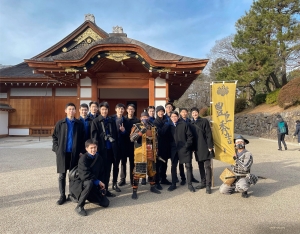 In un giorno di riposo, gli artisti della Shen Yun World Company visitano il Castello di Nagoya, a Nagoya, in Giappone