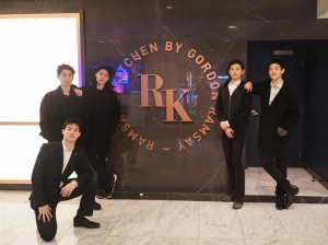 È ora di fare una pausa dagli esercizi di danza. Questi ballerini esplorano le offerte culinarie di un ristorante il cui proprietario è il famoso Gordon Ramsay.