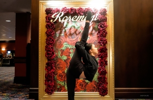 Con grazia e senza sforzo, una ballerina dimostra lo Zǐ Jīn Guān, noto anche come 