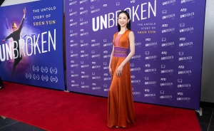 La prima ballerina Angela Lin indossa un abito ispirato alla dinastia Tang, disegnato dal direttore artistico di Shen Yun, D.F.