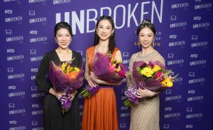 (Da sinistra a destra) La violista dell&rsquo;orchestra dello Shen Yun Rachel Chen, la prima ballerina dello Shen Yun Angela Lin e l&rsquo;ex ballerina dello Shen Yun Alison Chen.