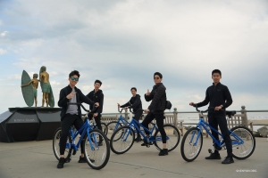 Una passeggiata in bicicletta lungo la passerella di Virginia Beach offre altri luoghi da scoprire...
