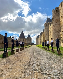 Dei ballerini fanno la guardia alla Cité di Carcassonne, una cittadella medievale e sito patrimonio mondiale dell'UNESCO nella città francese di Carcassonne.