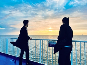 Questi ballerini si godono il mare in barca, durante una tranquilla traversata in traghetto dalla Germania alla Danimarca.